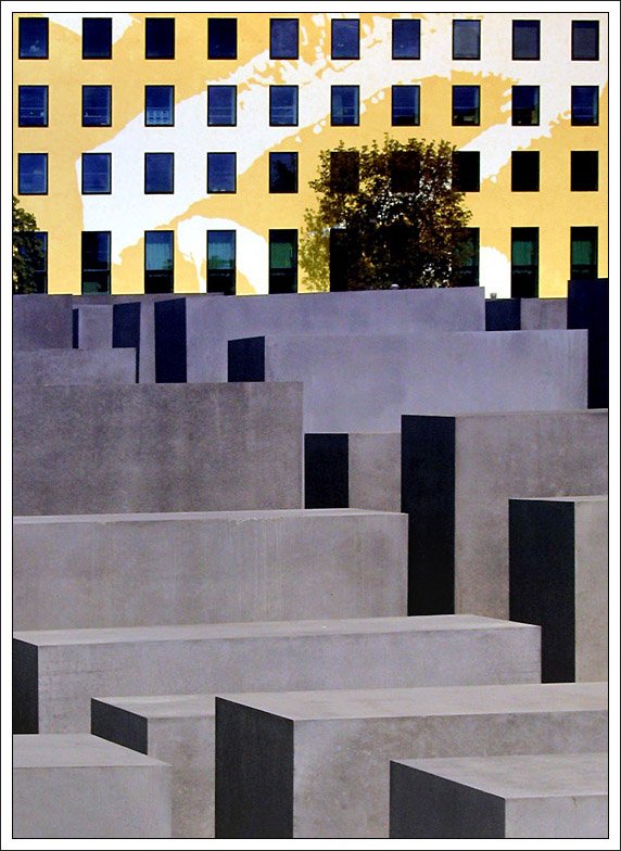 Das Holocaust-Mahnmal vor dem Erweiterungsbau des Hotels Adlon. 8.9.2006 (Matthias)