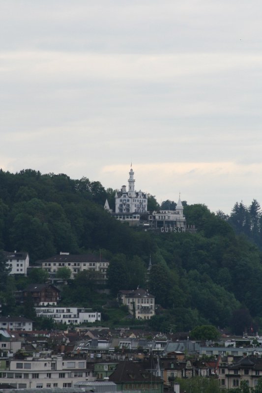 Das Hotel Château Gütsch von der anderen Seite der Stadt, vom Weinbergli ausgesehen