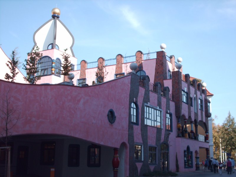 Das Hundertwasserhaus in Magdeburg ist nicht weit entfernt vom  Magdeburger DOM.