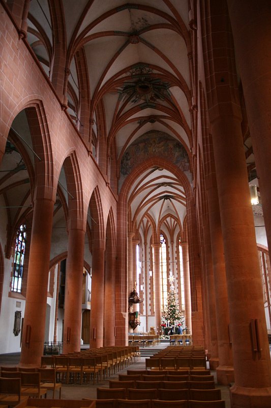 Das Innere der Heiliggeistkirche. Zur Weihnachtszeit steht noch ein Christbaum vor dem Altar. Das mchtige Kirchenschiff mit den Pfeilern kann man gut erkennen,leider sind die schne Kirchenfenster nur schlecht zu sehen. Sie sind teilweise mit sehr modernen Glasbildern ausgestattet.