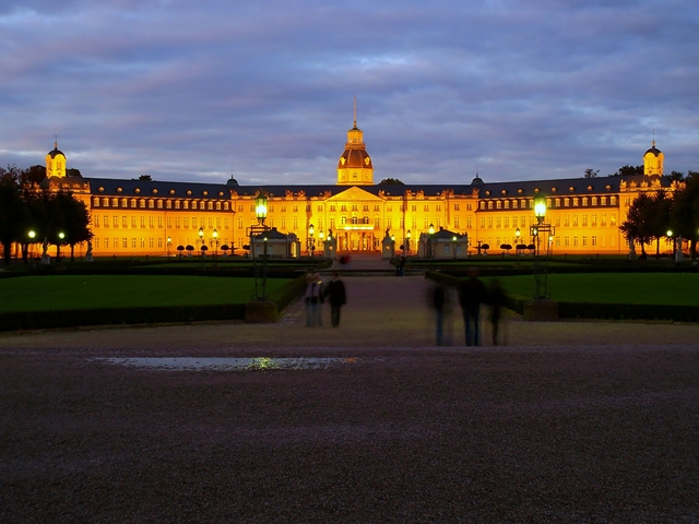 Das Karlsruher Schloss bei Nacht. Aufgenommen am 18.10.2009