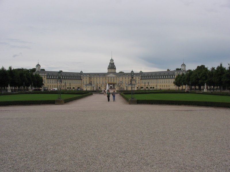 Das Karlsruher Schloss, ist eines der schnsten Schlsser von Baden, es verfgt ber einen groen ffentlich zugnglichen Schlossgarten der an die Obere Luhardt (Waldgebiet)grenzt.
Es ist Mittelpunkt im Fcher (Karlsruhe hat eine Fcherform, die sich beim Schloss ausdehnt).
In dem Schloss befindet sich das Badische Landesmuseum.