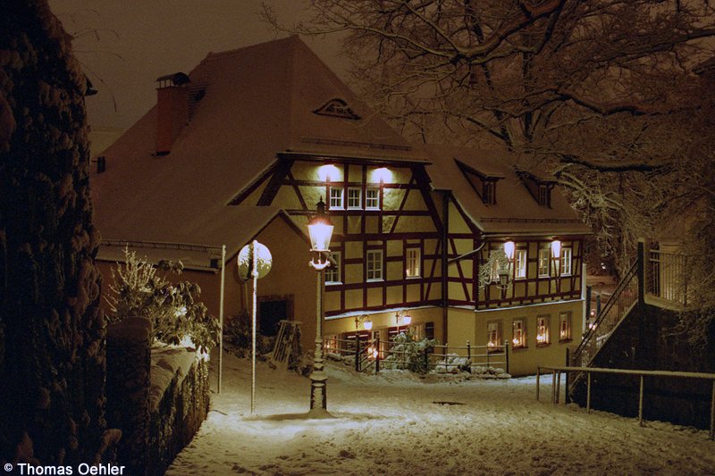 Das Kellerhaus im weihnachtlichen Winterkleid. Dieses Bild hat man wenn man bei frischem Schnee, wie hier im Dezember 2005, abends den steilen Schlossberg hinunterläuft