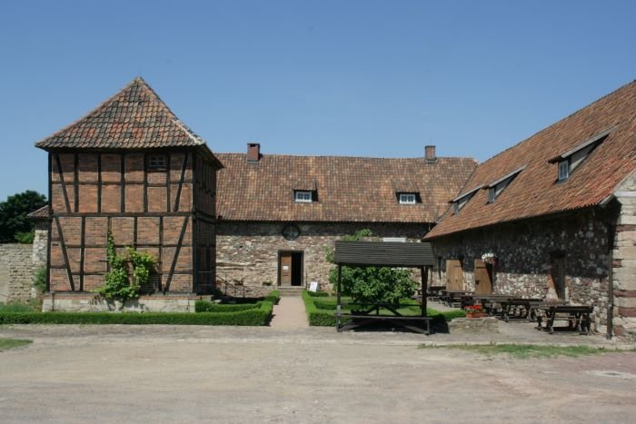 Das Kloster Konradsburg bei Ermsleben. 1021 wurde die Konradsburg das erste mal erwhnt. Sie wurde zum Schutz des Reichsgutes Harz errichtet. 1120 verlieen die Konradburger die Burg und zogen auf die neuerrichtete Burg Falkenstein um. Danach grndete sich hier ein Bendikterkloster.