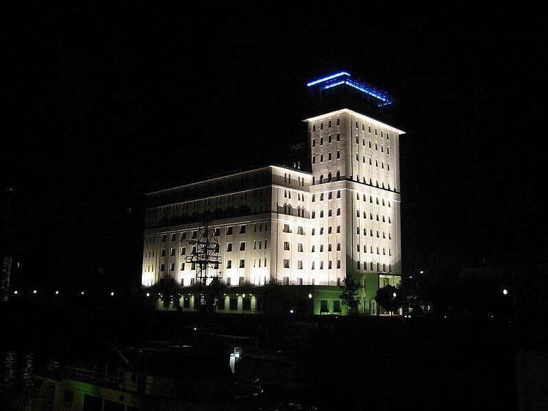 Das Kontorhaus im Duisburger Innenhafen, angestrahlt am spten Abend des 16.09.2006.