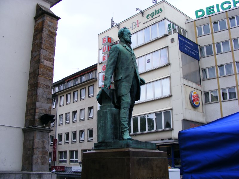 Das Krupp-Denkmal an der Porschekanzel in Essen.