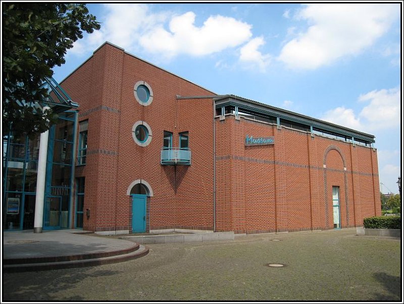 Das Kultur- und Stadthistorischen Museum von Duisburg ist seit 1991 am Innenhafen angesiedelt. Neben der Dauerausstellung zur Stadtgeschichte von Duisburg ist besonders die Mercator-Sammlung bemerkenswert. Gerhard Mercator war einer der bedeutendsten Kartographen (Mercator-Projektion fr Atlanten) und ist 1594 in Duisburg gestorben. Gezeigt werden z.B. ein Erd- und Himmelsglobus (von 1542 und 1551) von Gerhard Mercator in der  Schatzkammer  des Museums. Die Aufnahme stammt vom 04.08.2007. Die Infos zum Museum wurden www.stadtmuseum-duisburg.de entnommen.
 