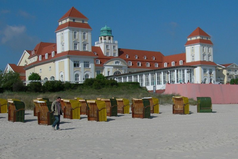 Das Kurhaus in Binz vor einem fast menschenleerem Strand.
Mai 2006