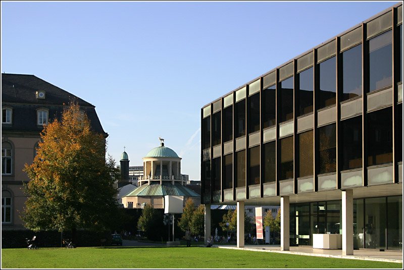 Das Landtaggebude rechts von 1961 berzeugt auch heute noch mit seiner zeitlos schlichten eleganten Architektur der Moderne. Links hinter dem Baum ist noch ein Stck des wiederaufgebauten Neuen Schlosses zu erkennen. Zwischen den beiden Gebuden ist der Durchblick frei auf das Kunstgebude am Schloplatz von Theodor Fischer, gebaut 1913. 26.10.2006 (Matthias)