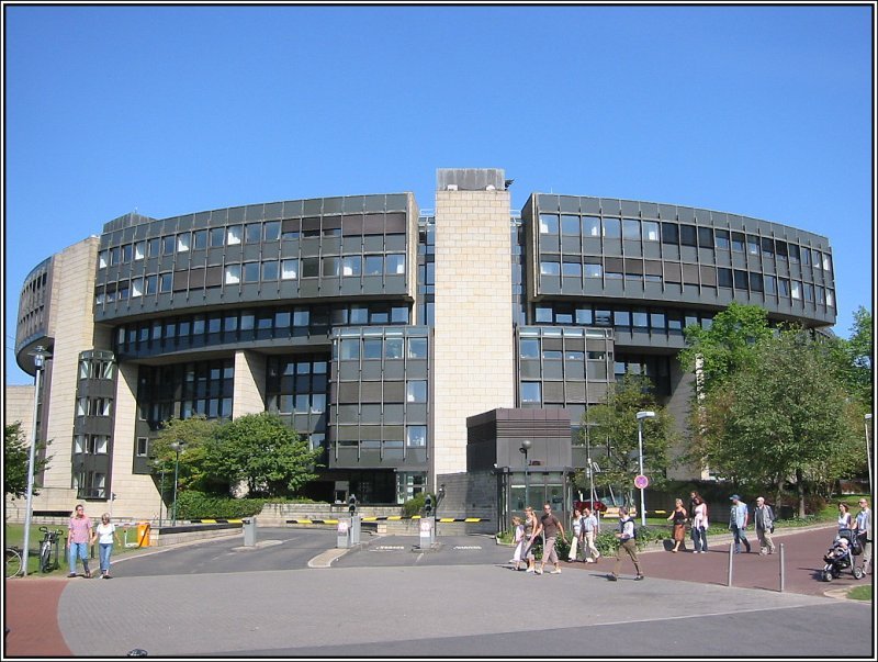 Das Landtagsgebude von Nordrhein-Westfalen, aufgenommen am 10.09.2006. Es wurde in den 80er Jahren des letzten Jahrhunderts direkt am Rhein gebaut. In unmittelbarer Nachbarschaft befinden sich der Rheinturm sowie der Medienhafen.