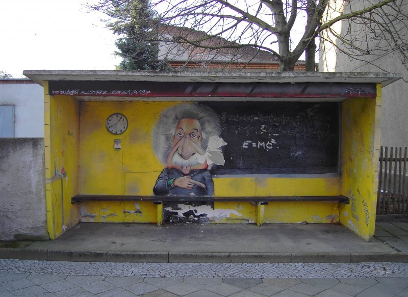 Das letzte DDR-Wetterschutzhuschen seiner Art im Verkehrsgebiet Guben. Buswartehuschen der ehemaligen Haltestelle: Kugelbrcke