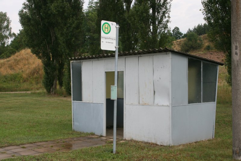 Das letzte DDR-Wetterschutzhuschen (Typ: Panorama) seiner Art im Stadtgebiet Guben. Buswartehuschen der Haltestelle: Schlagsdorf, Kiesgrube. Eine vielzahl der Scheiben wurden schon zu DDR-Zeiten ersetzt.
