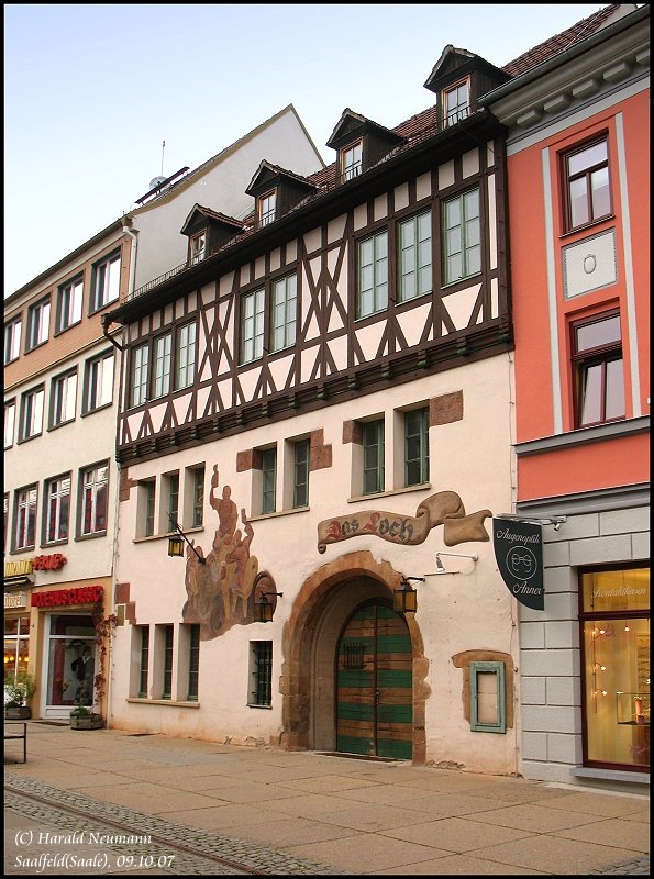  Das Loch , eine historische Gaststtte am Markt in Saalfeld, 09.10.07.