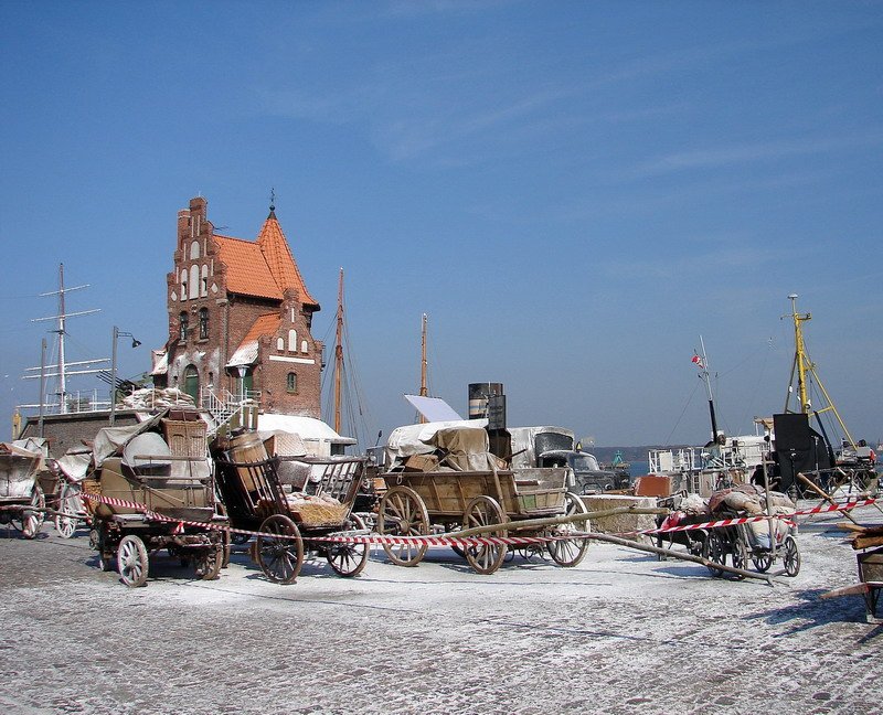 Das Lotzenhaus im Hafen von Stralsund im Winter 1944 zu dem Film Untergang der Gustloff ich hatte schon mal zwei Fotos reingestellt und da ich gebeten wurde noch ein paar zu zeigen komme ich heute der Bitte nach