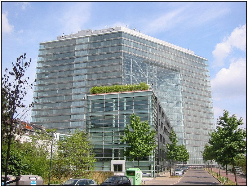 Das mchtige, alles berragende Gebude im Hintergrund ist das sogenannte  Stadttor , eines der markantesten Gebude in Dsseldorf. Das 80 Meter hohe, 1998 fertiggestellte Hochhaus (Entwurf Overdiek Petzinka & Partner) liegt zwischen dem Medienhafen und dem Regierungsviertel. Es stellt einen auf dem Grundriss eines Parallelogramms stehenden Zweiflgelbau dar, der von einer zum Teil zweischaligen Glashaut umschlossen wird. Einer der Nutzer ist die Staatskanzlei des Landes Nordrhein-Westfalen, also der Ministerprsident des Landes. Die Aufnahme stammt vom 06.08.2006.