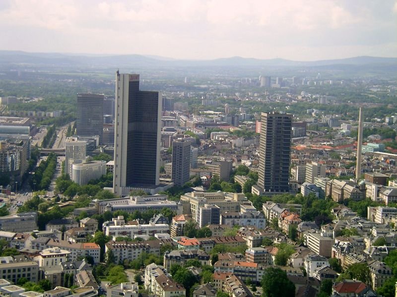 Das Mariott Hotel und der AfE-Turm von der Aussichtsplattform des Trianon. 