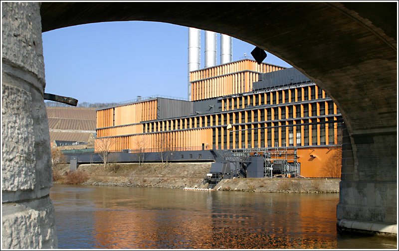 Das markante Heizkraftwerk am nrdlichen Innenstadtrand direkt an der Friedensbrcke. Die Weinberge im Hintergrund befinden sich gleich hinter den Bahnanlagen des Hbf, berhren also fast die Wrzburger Innenstadt. 25.2.2006 (Matthias)