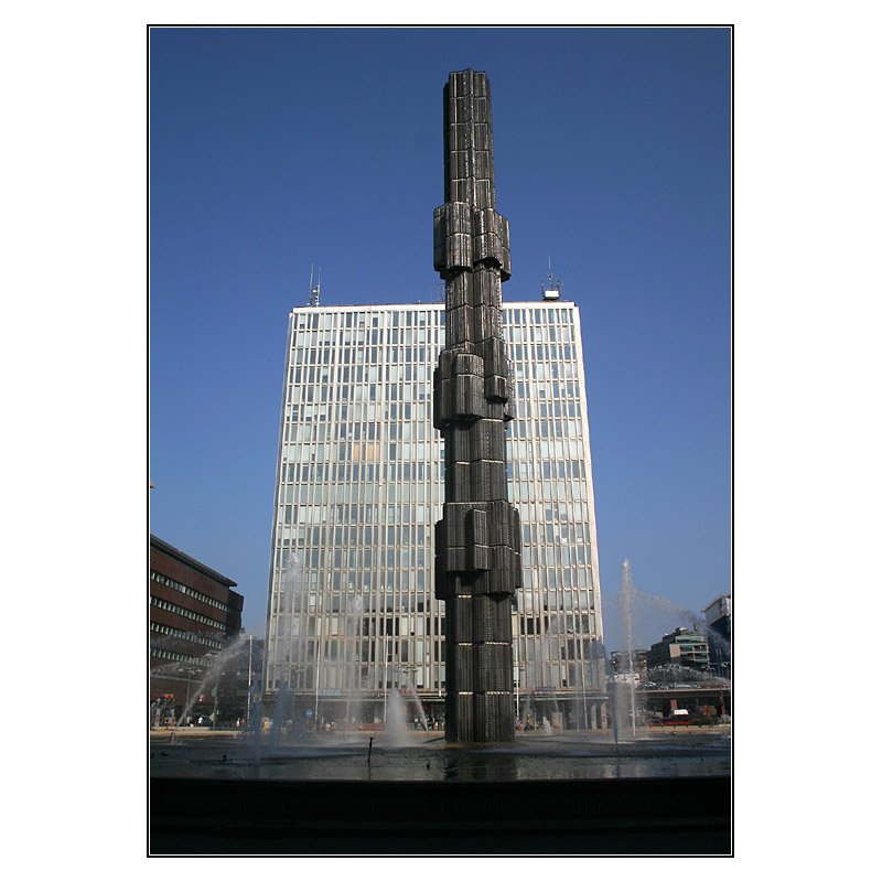 Das moderne Gesicht von Stockholm: ein Kunstwerk am Sergels torg vor den fnf markanten Hochhusern. 23.8.2007 (Matthias)