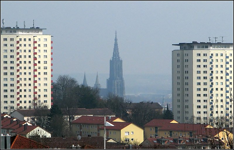 Das Mnster flankiert von zwei Hochhusern. Fotostandpunkt: Heilmeyersteige in einer Wohnsiedlung im Nordwesten Ulms. 15.03.2008 (Jonas)