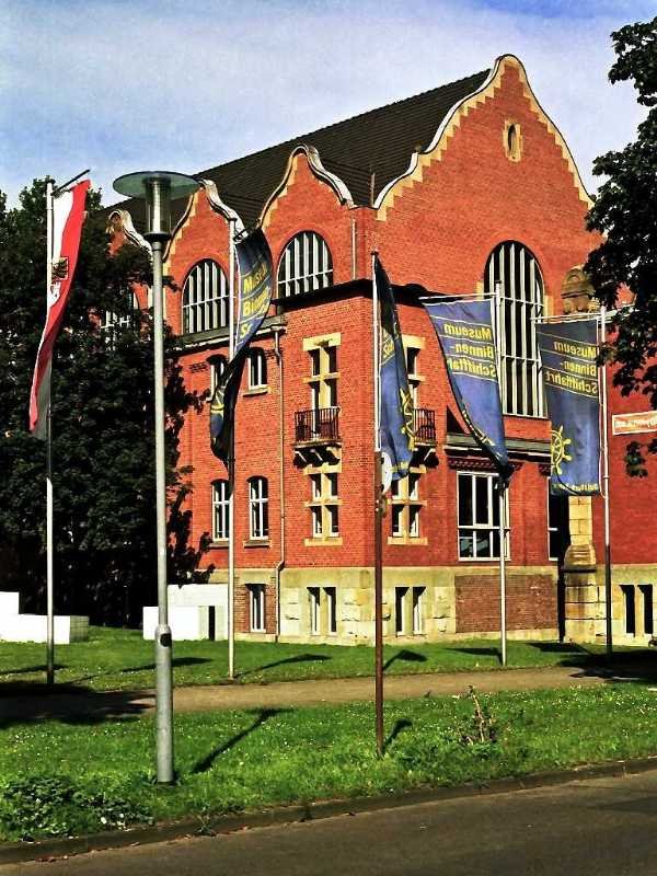 Das Museum der Deutschen Binnenschifffahrt in Duisburg-Ruhrort residiert in einem frheren Hallenbad (19. September 2007)