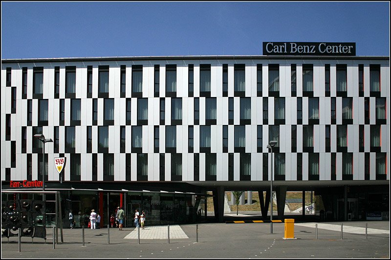 Das neue Carl Benz Center zwischen dem Daimlerstadion und der ebenfalls neuen Porsche-Arena. Das 2007 erffente Gebude beinhaltet ein Hotel, die Carl-Benz-Arena und verscheidene Einrichungen fr den VfB Stuttgart. Geplant wurde das Haus von KBK Architekten (Belz Lutz Guggenberger). 6.8.2007 (Matthias)