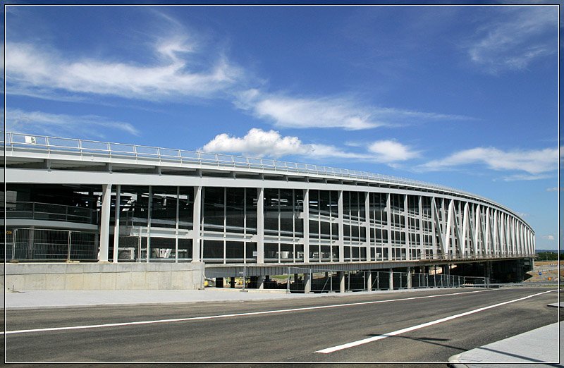 Das neue Messe- und Flughafenparkhaus ber die Autobahn A 8. Architekten: Wulf und Partner, Stuttgart. 17.6.2007 (Matthias)