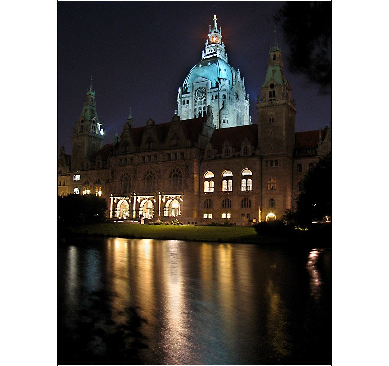 Das Neue Rathaus in Hannover mit der etwa 100m hohen Kuppel wurde 1913 fertiggestellt. In der Kuppel befindet sich ein Aufzug, dessen Schacht an die Kuppelform angepasst wurde, die Neigung ndert sich also. 1.11.2006 (Jonas)