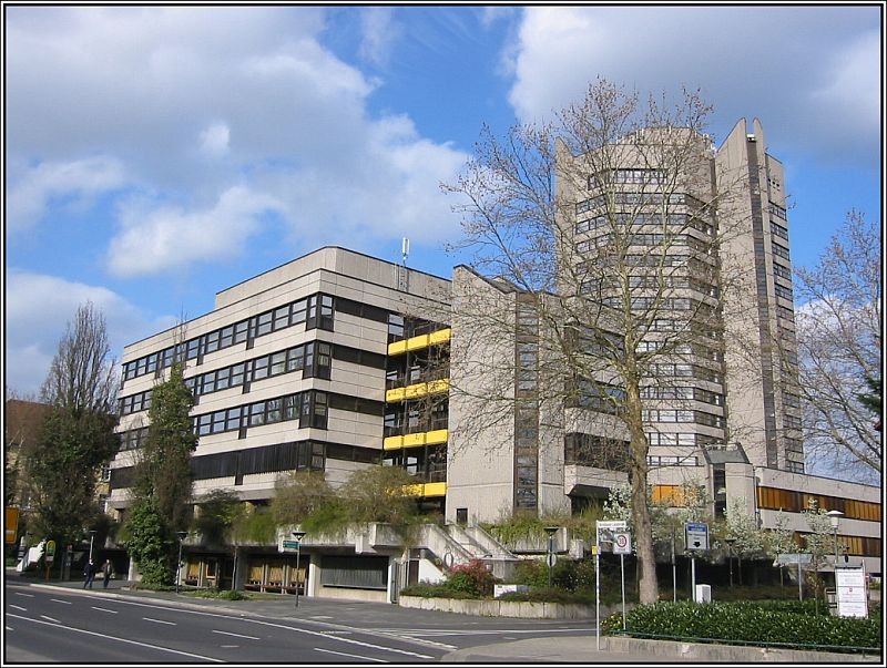 Das neue Rathaus der Stadt Gttingen, das 1978 bezogen wurde. Das Bezugsdatum gilt fr den Turm; der im Vordergrund sichtbare flache Teil wurde spter in einem zweiten Bauabschnitt errichtet. Die Aufnahme stammt vom 08.04.2007.