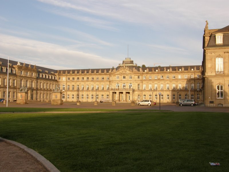 Das neue Schloss von Stuttgart, das die andere Seite des Schlossplatzes begrenzt. (29.04.2008)