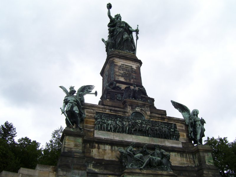 Das Niederwalddenkmal bei Rdesheim am Rhein. Von dort oben kann man einen herrlichen Blick ber Rdesheim, Bingen und den Rheingau genieen. 24.07.2007