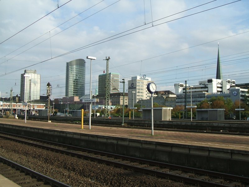 Das Panorama vom Bahnsteig 11/16 im Dortmunder Hauptbahnhof in die Stadt Dortmund,von links Dreier (Iduna) Hochhaus, RWE Tower,darunter die Stadt und Landes Bibliothek; Reinoldikirche,Sparkassen Hochhaus,
darunter das Dortberghaus am Katharinenplatz,Continentale, West LB, Kirchturmspitze der Petrikirche.(30.09.2007)  