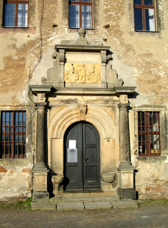 Das Portal des Schlosses in Frauenstein heute als Silbermannmuseum bekannt, 18.02.07. Gottfried Silbermann lebte von 1685-1702 in Frauenstein. Bis 1749 entstanden in sener Werkstatt in Freiber 44 Orgeln die ua in Straburg erhalten sind.
Link: http://www.frauenstein-erzgebirge.de/silbermann/frame.html