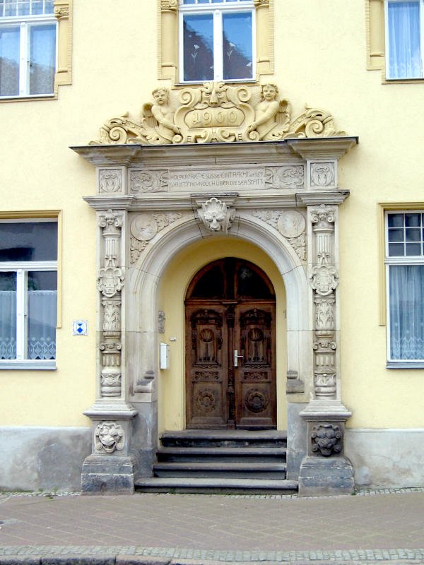 Das Portal eines Hauses nahe des Tauchaer Marktes mit der Inschrift.  Holder Friede-Ssse Eintracht-Weilet Weilet! Freundlich ber diese Statt  28.03.08