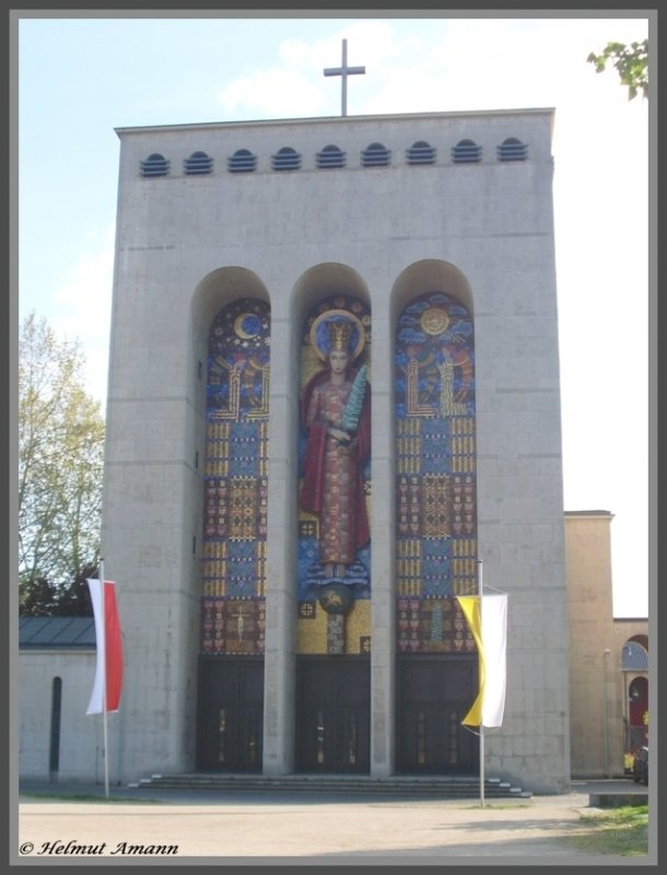 Das Portal der in den Jahren 1927 bis 1929 erbauten Frauenfriedenskirche (Architekt H. Herkommer) im Stadtteil Bockenheim ist durch ein Grossbildwerk von E. Sutor in Form einer Mosaikstatue der Mutter Gottes geschmckt (Aufnahme vom 06.05.2008).