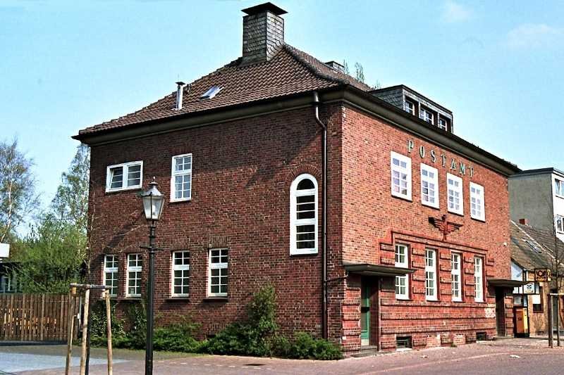 Das Postamt im Stadtteil Saarn, ein Klinkerbau aus der Zwischenkriegszeit (April 1990)