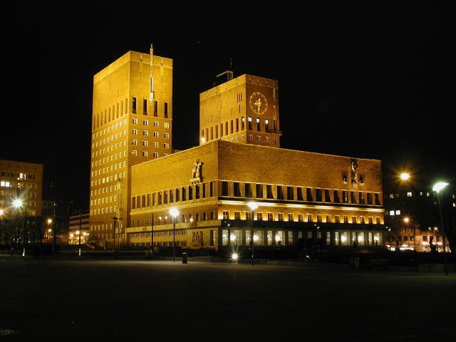 Das Rathaus an einem Märzabend 2002.