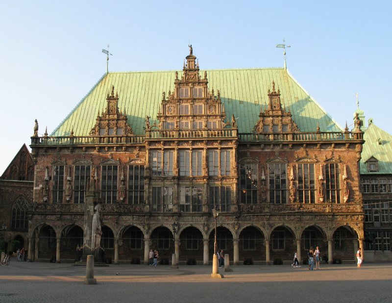 Das Rathaus von Bremen und der Roland ( ein Wahrzeichen der Stadt)
gehren seit 2004 zum Weltkulturerbe der Menschheit.
Sptgotischer Backsteinbau 1405-1407/10