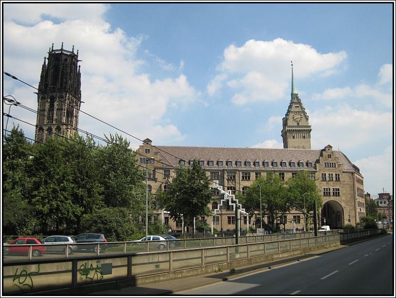 Das Rathaus von Duisburg, links daneben der Turm der Salvatorkirche. Davor sieht man eine der Rampen zum Innenstadttunnel der Duisburger Stadtbahn. Die Aufnahme stammt vom 04.08.2007. 