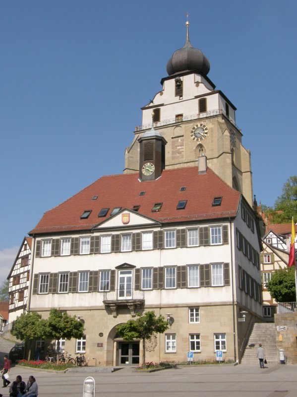 Das Rathaus von Herrenberg mit der Stiftskirche im Hintergrund, quer ber den Marktplatz fotografiert. (05/2008)