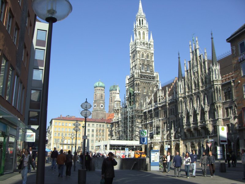 Das Rathaus München. Im Hintergrund die Türme der Frauenkirche.