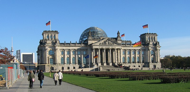 Das Reichstagsgebude mit der Kuppel von Norman Foster. Links im Hintergrund sieht mannoch den Fernsehturm.