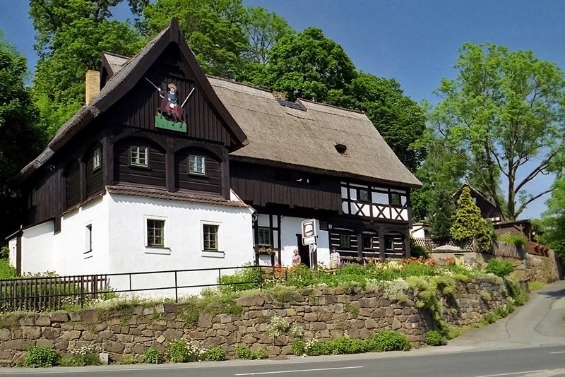 Das Reiterhaus in Neusalza-Spremberg gilt als eines der ltesten Huser der Oberlausitz; Mai 2005.