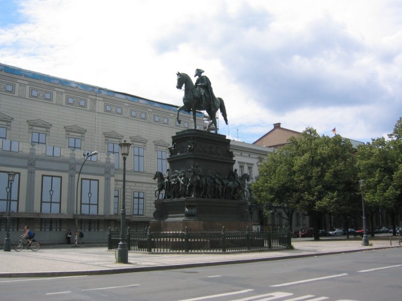 Das Reiterstandbild Friedrichs II, vor der HU gelegen (unter den Linden).