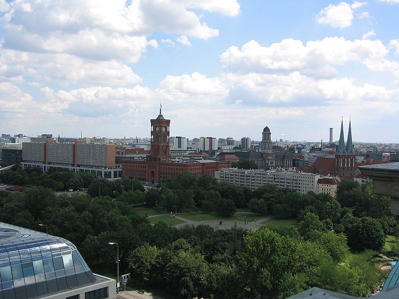 Das rote Rathaus vom Dom fotografiert