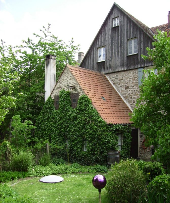 Das ist Rückfront unseres Hauses mit der Stadtmauer ( um 1400 ) und dem efeubewachsenen Gartenhaus von ~ 1920, das ursprünglich eine Zichorie-Rösterei war, worauf der große Kamin hinweist.