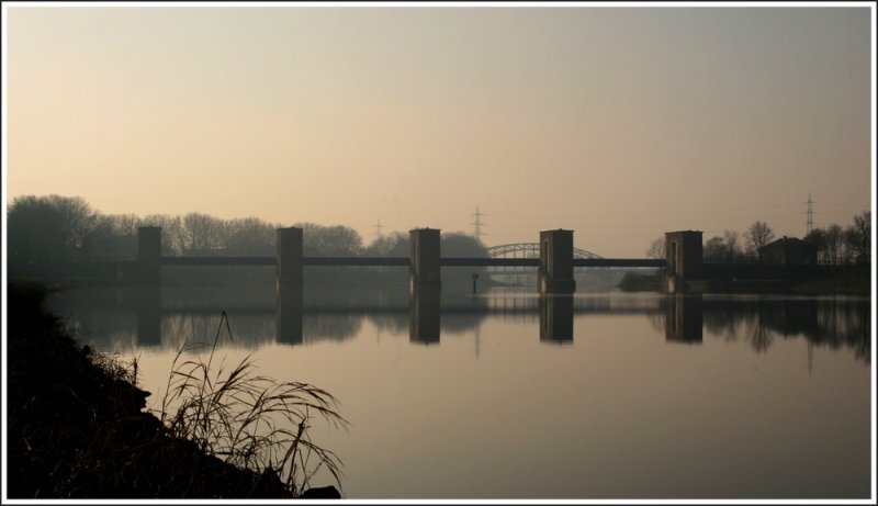 Das Ruhrwehr in Duisburg-Meiderich - Blickrichtung Karl-Lehr-Brücke.