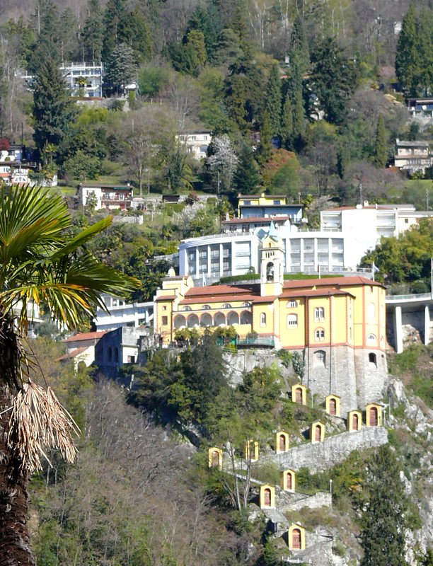 Das Sanktuarium Madonna del Sasso steht in Orselina oberhalb der Stadt Locarno und ist die bekannteste Wallfahrtkirche der italienischsprachigen Schweiz. Das Sanktuarium ist berhmt wegen seiner bedeutenden Ausstattung und seiner exponierten Lage hoch ber Locarno und dem Lago Maggiore. Die Grndung von Madonna del Sasso geht auf eine Muttergotteserscheinung zurck, die der Franziskanerbruder Bartolomeo d'Ivrea vom Franziskanerkloster in Locarno in der Nacht vom 14. auf den 15. August 1480 (Mari Himmelfahrt) hatte. Teleaufnahme vom 07.04.2008