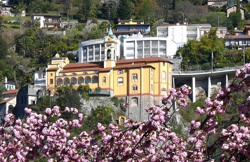 Das Sanktuarium Madonna del Sasso steht in Orselina oberhalb der Stadt Locarno und ist die bekannteste Wallfahrtkirche der italienischsprachigen Schweiz. Das Sanktuarium ist berhmt wegen seiner bedeutenden Ausstattung und seiner exponierten Lage hoch ber Locarno und dem Lago Maggiore. Die Grndung von Madonna del Sasso geht auf eine Muttergotteserscheinung zurck, die der Franziskanerbruder Bartolomeo d'Ivrea vom Franziskanerkloster in Locarno in der Nacht vom 14. auf den 15. August 1480 (Mari Himmelfahrt) hatte. Teleaufnahme vom 07.04.2008