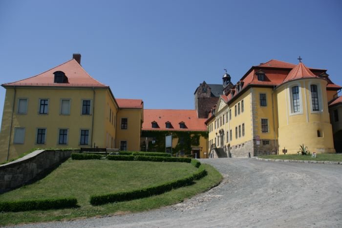 Das Schlo Ballenstedt wurde im 17. und 18. Jh. aus dem Kloster Ballenstedt zur Schloanlage umgebaut. 1765 wird Ballenstedt durch Frst Friedrich-Albrecht von Anhalt-Bernburg zur Residenz erhoben.