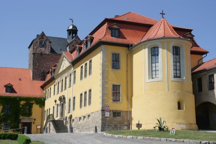 Das Schlo Ballenstedt wurde im 17. und 18. Jh. aus dem Kloster Ballenstedt zur Schloanlage umgebaut. 1765 wird Ballenstedt durch Frst Friedrich-Albrecht von Anhalt-Bernburg zur Residenz erhoben.